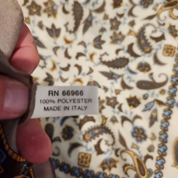 VTG SQUARE  SCARF PRINT MADE IN ITALY 31 X 31" - Picture 2 of 2